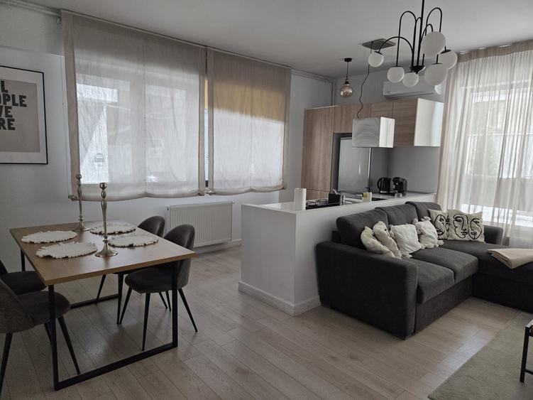 Apartament cu 2 camere semidecomandat, mobilat în Victoriei