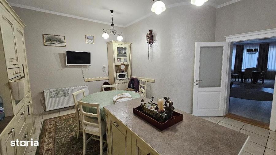 Casă cu 9 camere cu Teren 937 Mp în Cetate