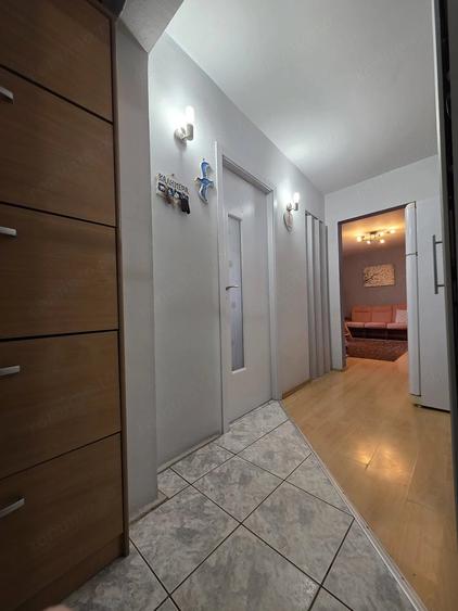 Apartament cu 3 camere semidecomandat, mobilat în Central