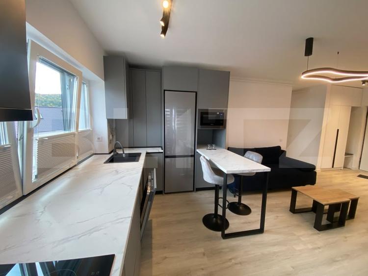 Apartament cu 3 camere semidecomandat, mobilat în Florești