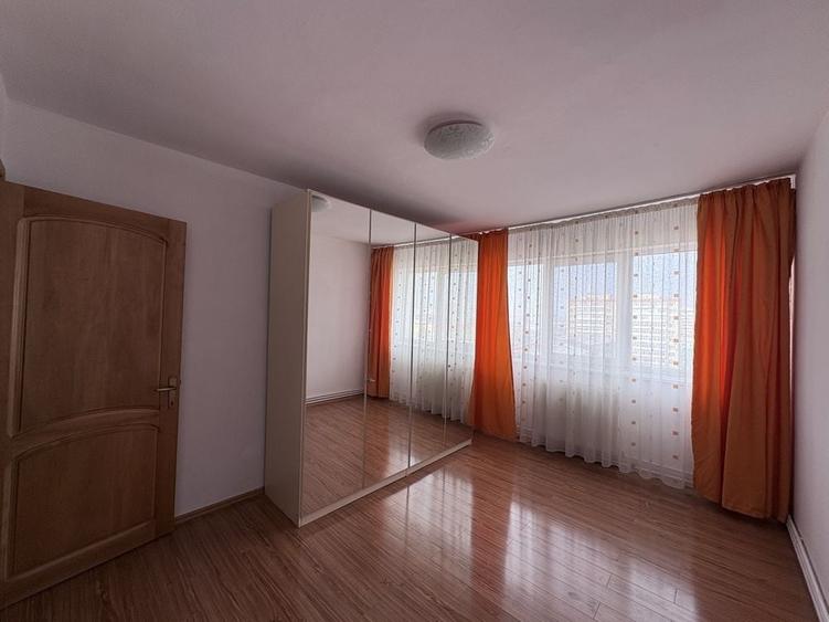 Apartament cu 3 camere decomandat în Micro 6
