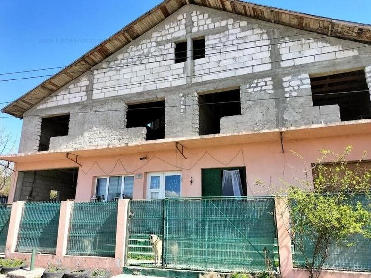 Casă cu 10 camere cu Teren 1999 Mp în Doicești