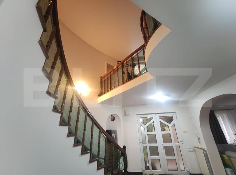 Casă individuală cu 8 camere cu Canalizare în Titulescu