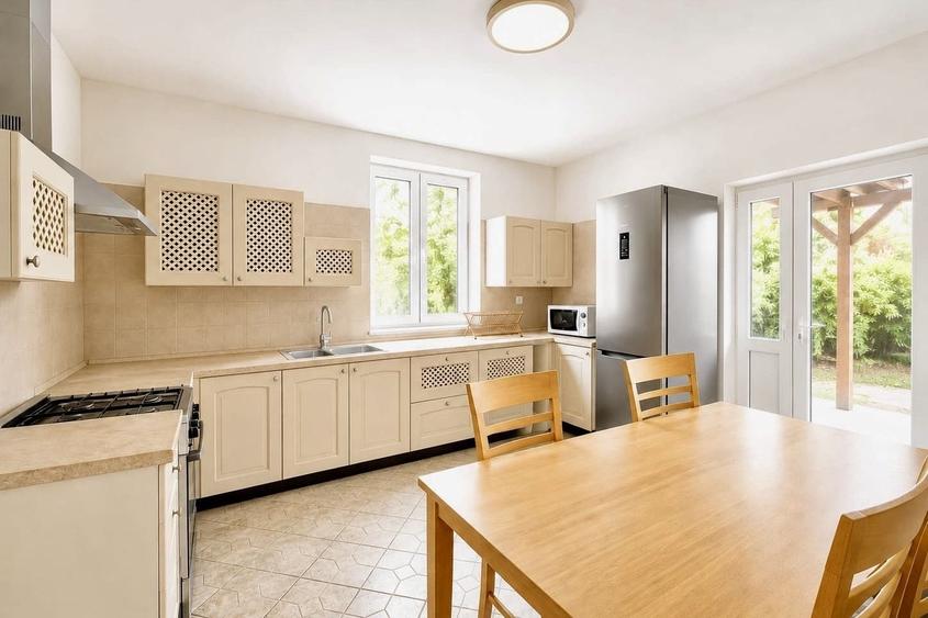 Apartament cu 4 camere, mobilat în Central