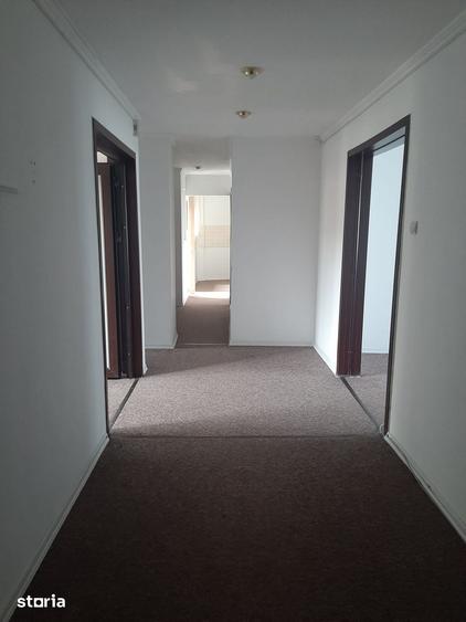 Apartament cu 5 camere decomandat în Romană