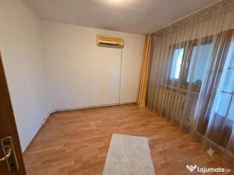 Apartament cu 3 camere decomandat în Sud