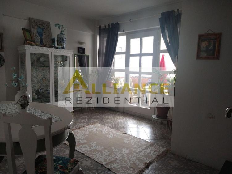 Casă individuală cu 6 camere cu Canalizare în Central