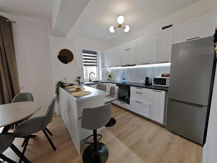 Apartament cu 3 camere decomandat, mobilat în Tractorul
