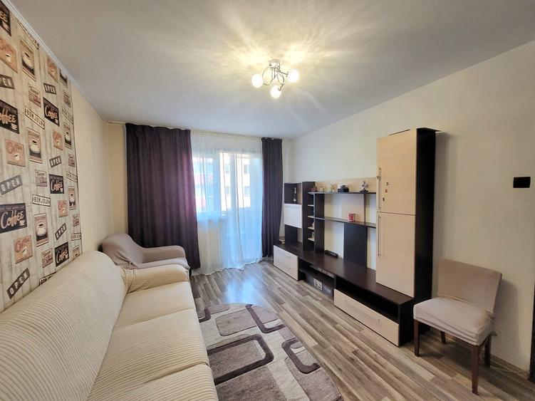 Apartament cu 3 camere decomandat în Florilor