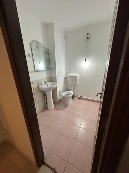 Apartament cu 3 camere semidecomandat în Titan