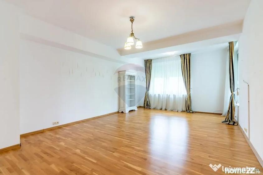 Apartament cu 4 camere decomandat în Nordului
