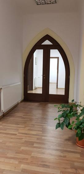 Apartament cu 4 camere semidecomandat în Central