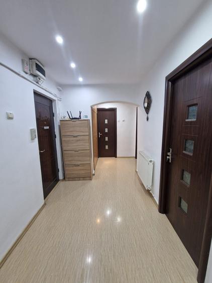 Apartament cu 3 camere decomandat în Tineretului
