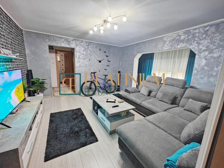 Apartament cu 3 camere semidecomandat, mobilat în Aradului