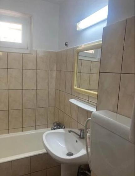 Apartament cu 3 camere semidecomandat în Vest
