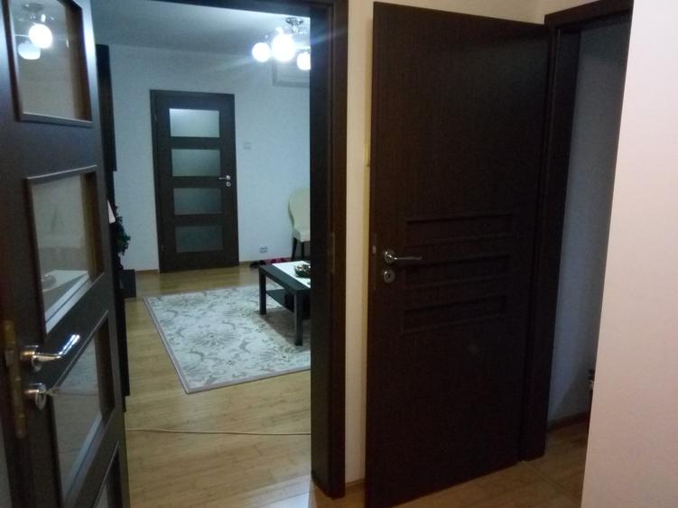 Apartament cu 3 camere semidecomandat în Teiul Doamnei
