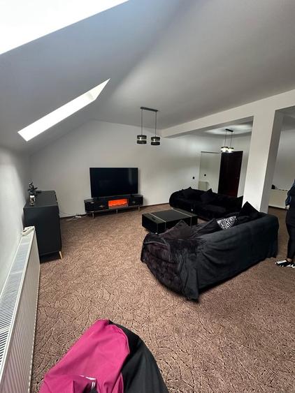Apartament cu 4 camere semidecomandat în Central