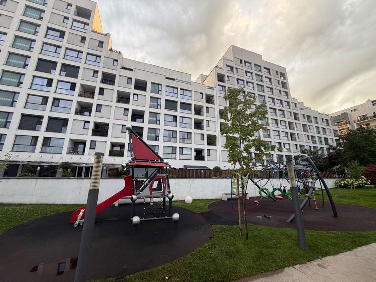 Apartament cu 3 camere semidecomandat, mobilat în Iancu Nicolae