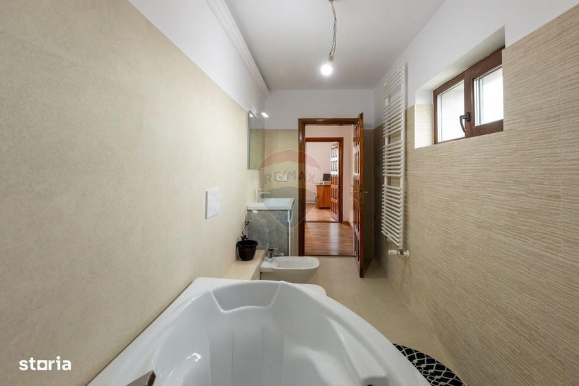 Casă cu 4 camere cu Teren 1710 Mp în Central