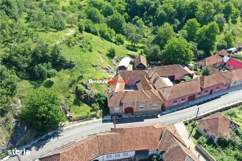 Casă cu 4 camere în Călugări
