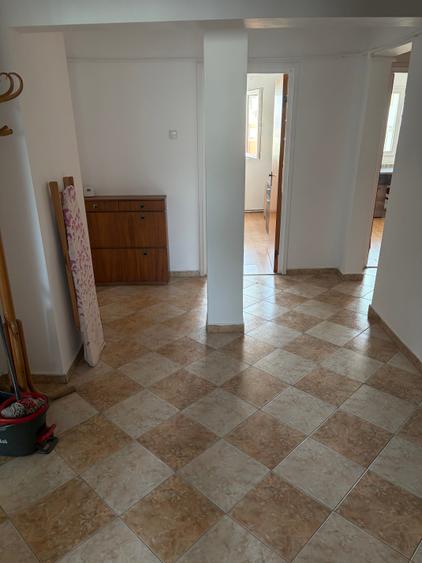 Apartament cu 4 camere decomandat în P-ța Victoriei