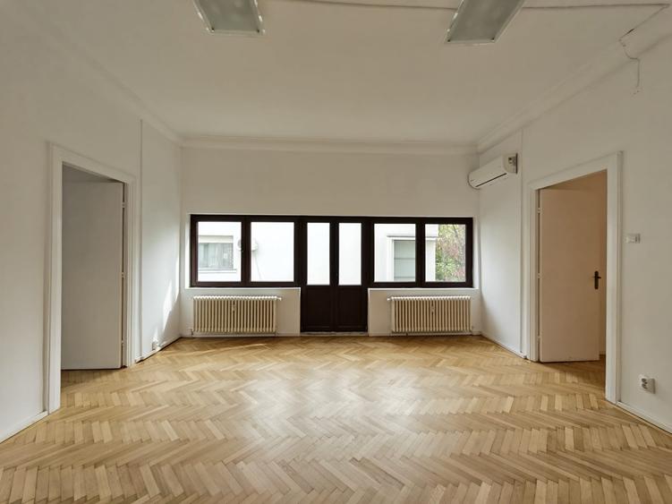 Apartament cu 6 camere nedecomandat în Aviatorilor
