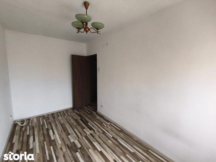 Apartament cu 3 camere semidecomandat în Podu Roș