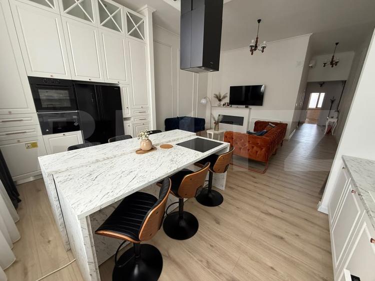 Apartament cu 3 camere semidecomandat, mobilat în Central