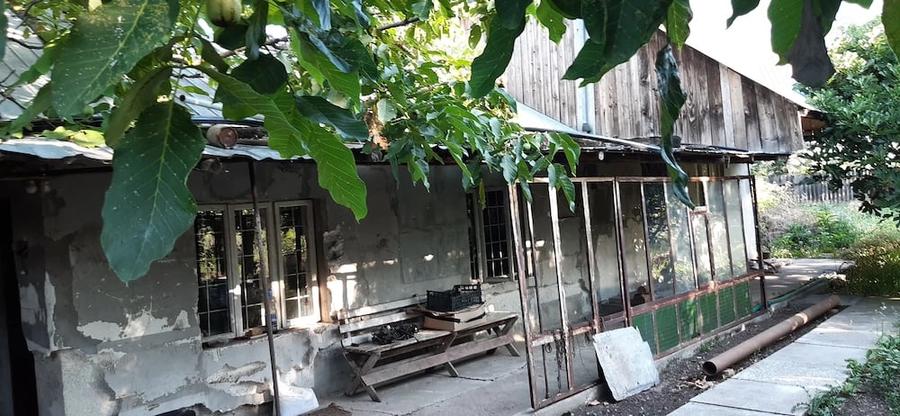 Casă cu 2 camere cu Teren 3300 Mp în Central