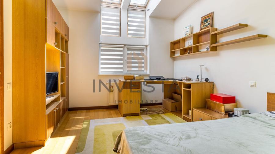 Casă individuală cu 6 camere cu Canalizare în Central