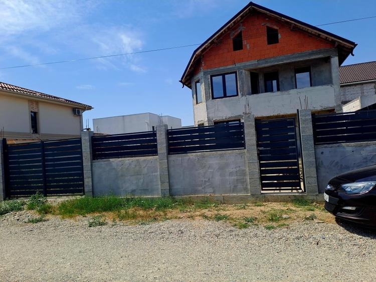 Casă individuală cu 5 camere cu Teren 400 Mp în Malu Mare