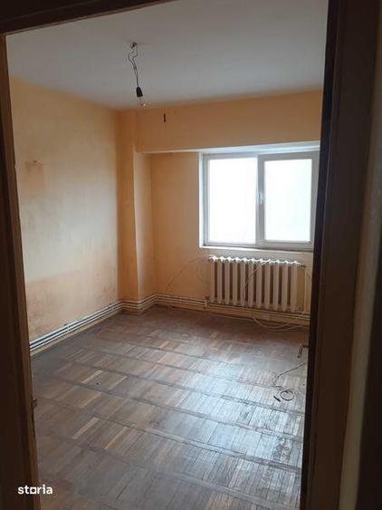 Apartament cu 4 camere decomandat în Central