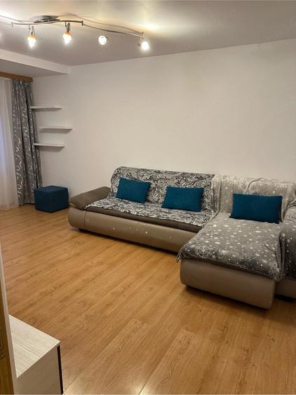 Apartament cu 3 camere decomandat în Girocului