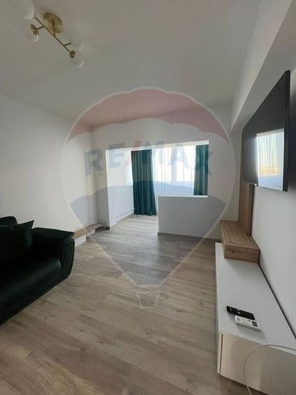 Apartament cu 4 camere decomandat, mobilat în Polivalentă