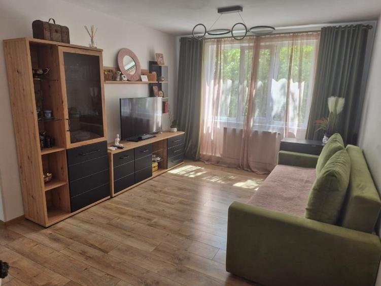 Apartament cu 3 camere semidecomandat, mobilat în Podu Roș