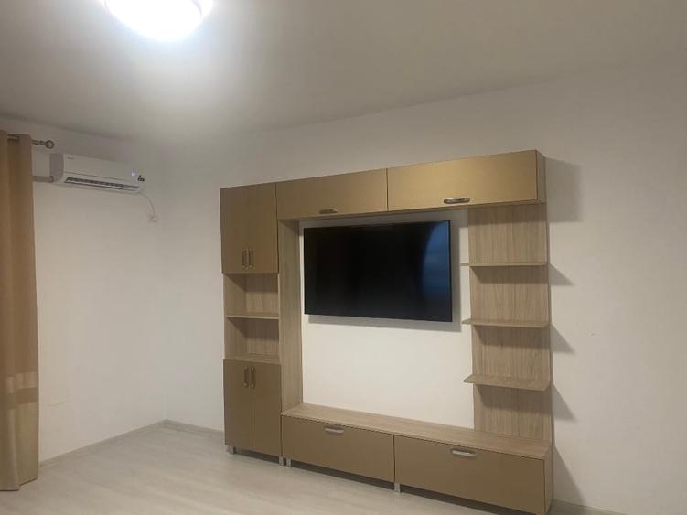 Apartament cu 4 camere decomandat, mobilat în Metalurgiei