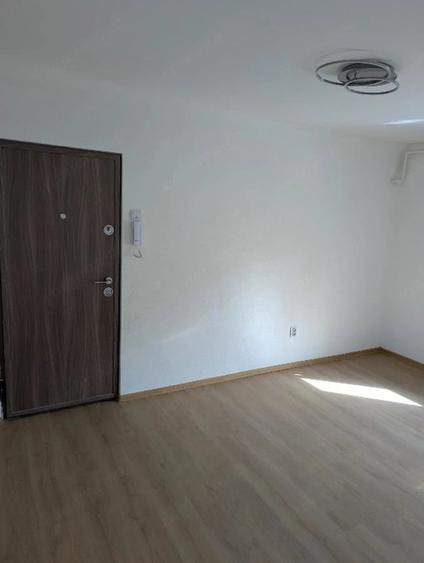 Apartament cu 2 camere semidecomandat în Soarelui