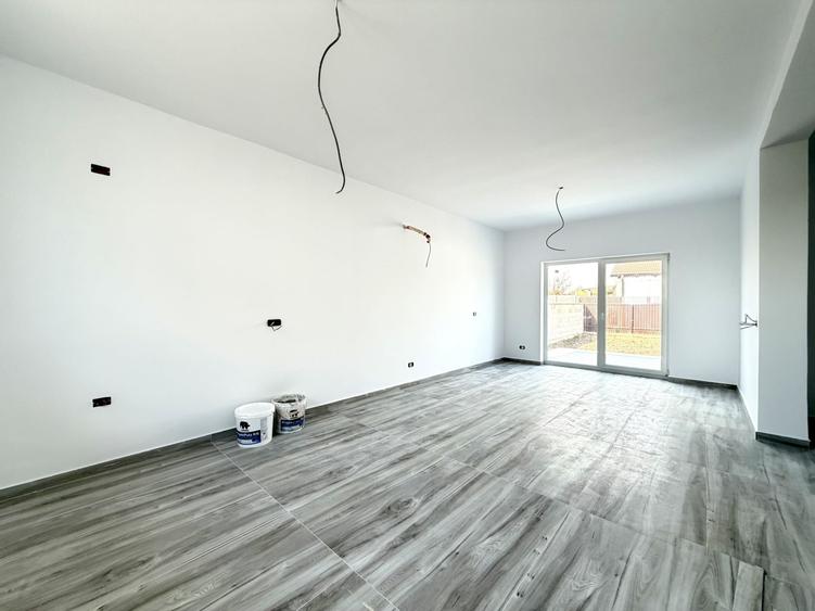 Casă individuală cu 3 camere cu Canalizare în Sânandrei