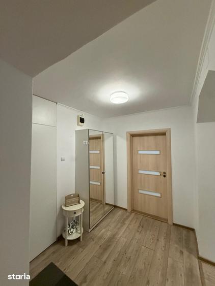Apartament cu 3 camere semidecomandat în Rahova