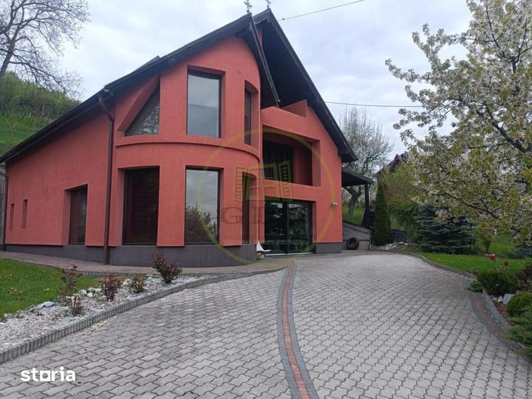 Casă cu 5 camere cu Teren 1600 Mp în Central