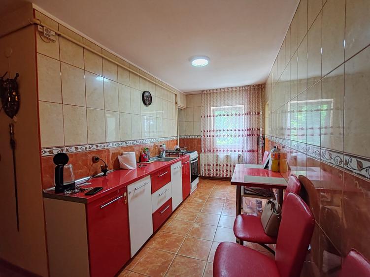 Spațiu comercial, de 80 mp, în Tractorul