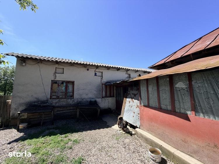 Casă cu 6 camere cu Teren 3000 Mp în Cârcea