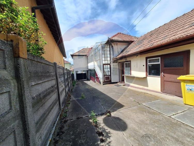 Casă individuală cu 5 camere cu Teren 555 Mp în Est