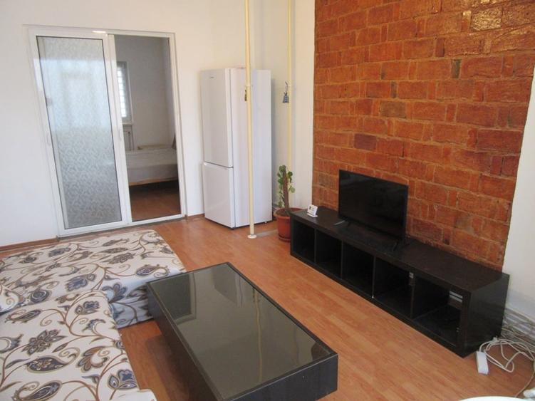 Apartament cu 2 camere semidecomandat, mobilat în P-ța Romană