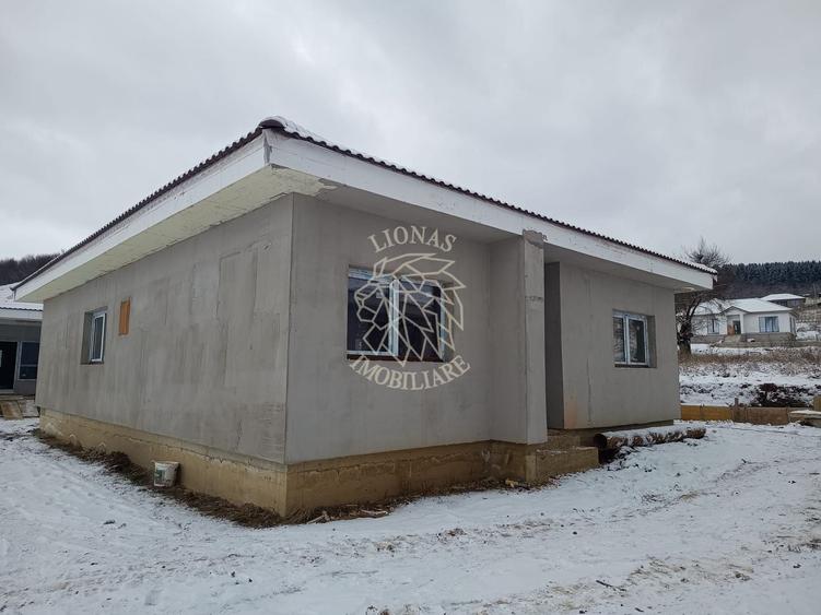 Casă individuală cu 4 camere cu Canalizare în Nord-Est
