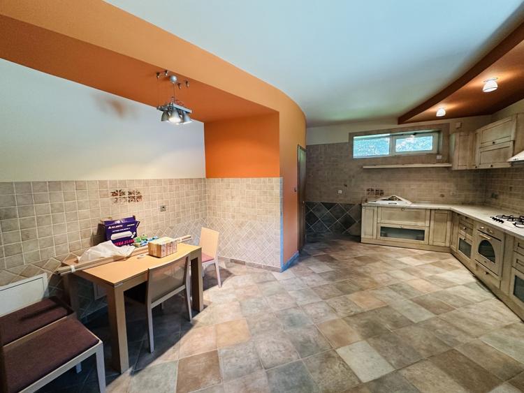 Duplex cu 12 camere cu Piscina în Roșu