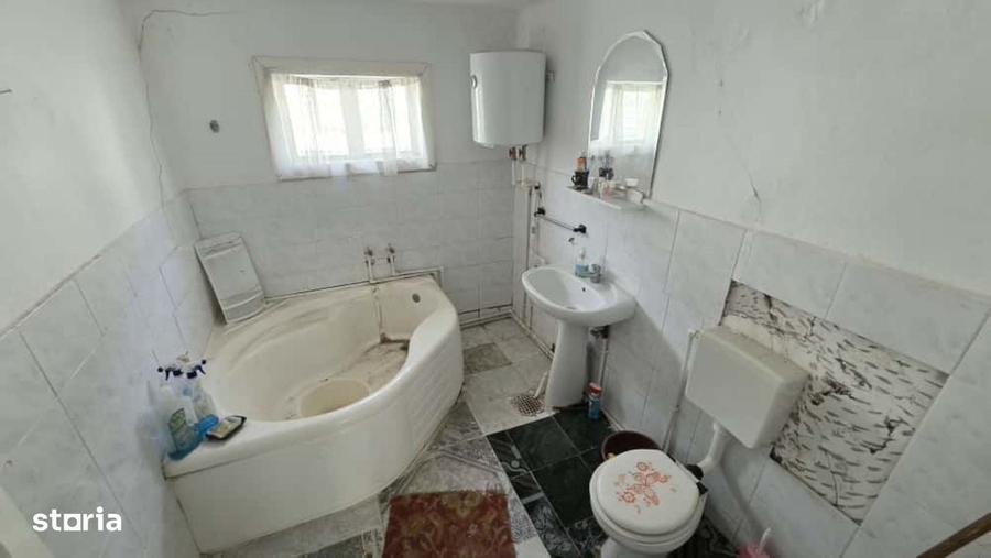 Casă cu 4 camere semidecomandat în Gologanu