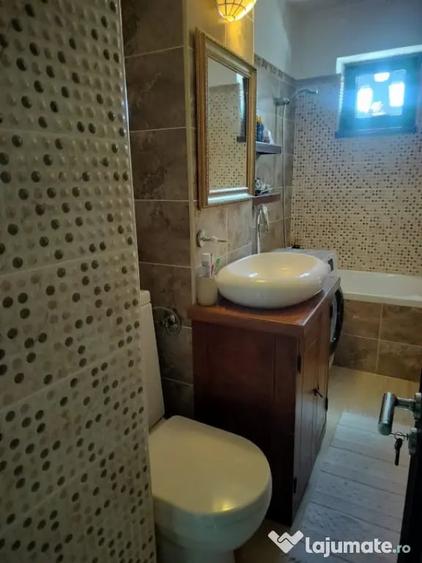 Apartament cu 3 camere semidecomandat în Craiovița Nouă