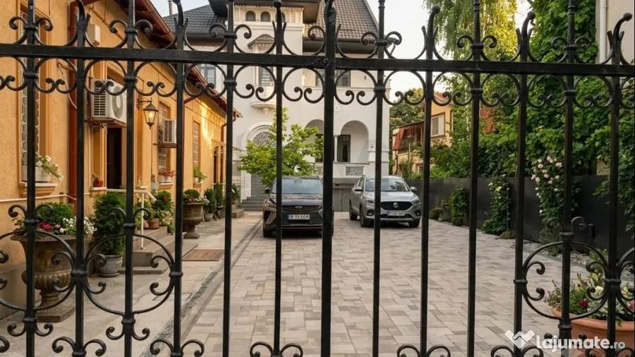Casă cu 7 camere cu Teren 500 Mp în Central