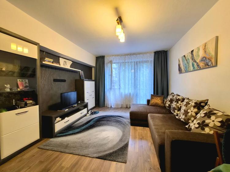Apartament cu 3 camere decomandat în Titan